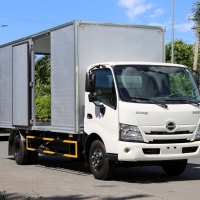 Hino XZU730 thùng kín vận tải 4.5 tấn