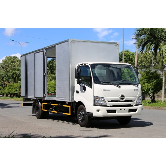 Hino XZU730 thùng kín vận tải 4.5 tấn