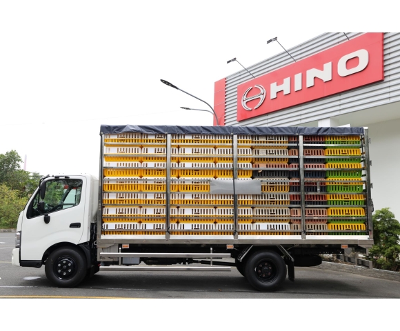 Hino XZU720 chở gia cầm 3 tấn 196 lồng
